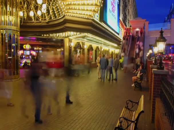 Notte di persone sedute e a passeggio a Las Vegas — Video Stock