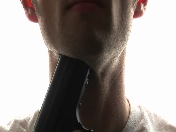 Un uomo si mette una pistola alla gola e preme il grilletto — Video Stock
