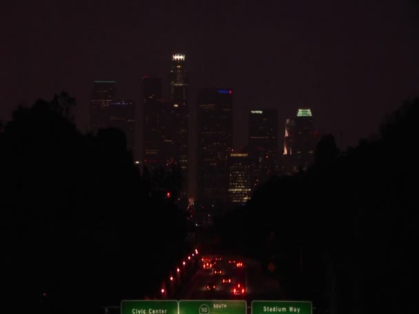 Veicoli che guidano sulla superstrada e in città di notte — Video Stock