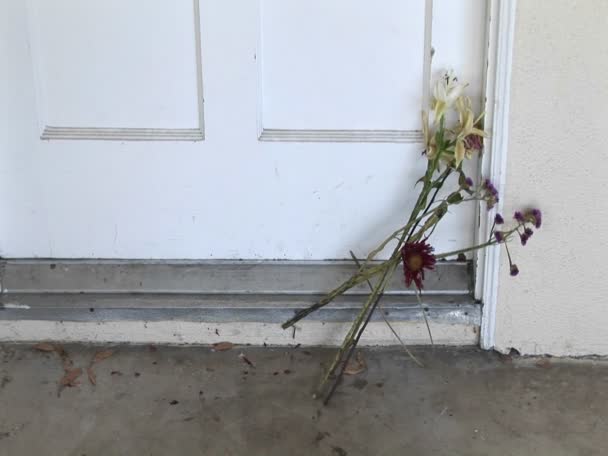 As flores são deixadas em uma porta — Vídeo de Stock
