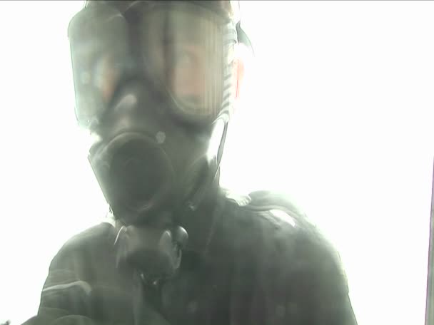 En man bär en gasmask — Stockvideo