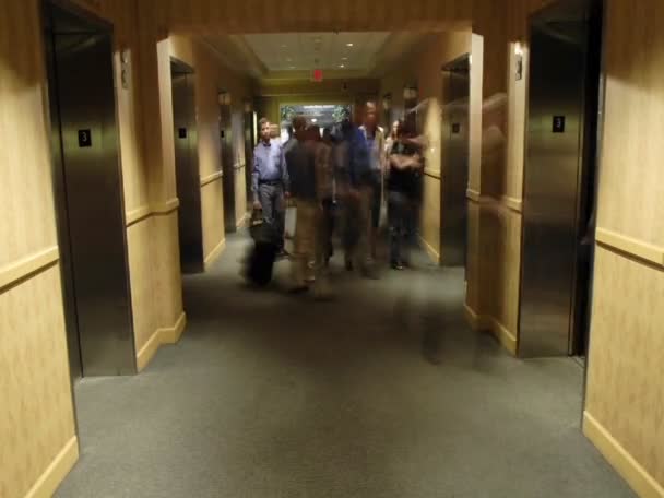 Clientes del hotel cuando entran y salen de los ascensores — Vídeos de Stock