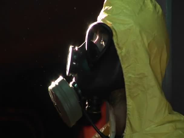 Człowiek w garniturze materiały niebezpieczne i maska gazowa — Wideo stockowe