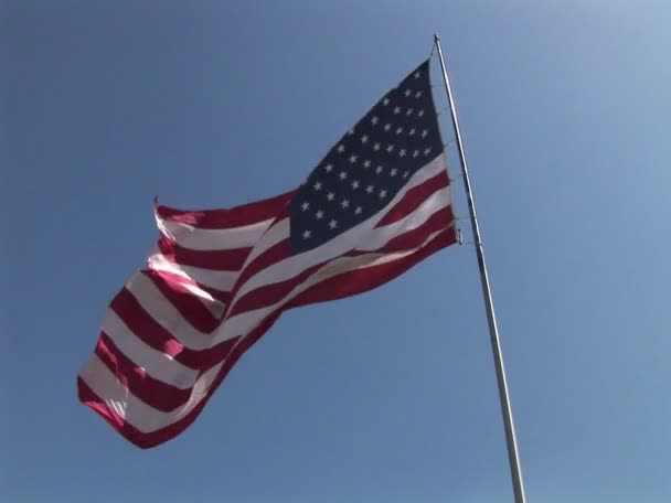Bandera americana ondea en el viento — Vídeo de stock