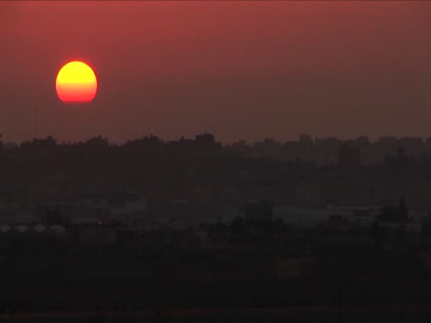 Μια πολυ χρωματιστό ουρανό πέρα από τα σύνορα της Γάζας — Αρχείο Βίντεο