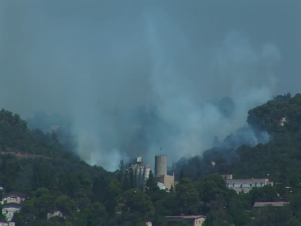 Plumas de humo suben — Vídeos de Stock