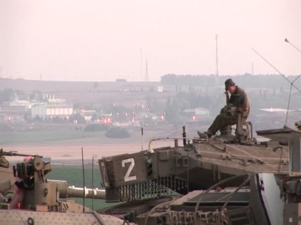 Seorang tentara Israel duduk di atas tank. — Stok Video