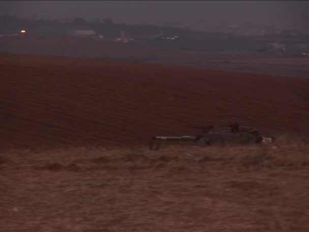 Een Israëlische tank doorloopt een niemandsland op de grens — Stockvideo