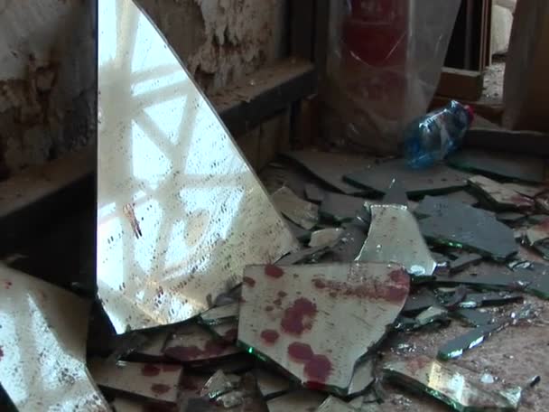 Pedaços de sangue manchados de vidro partido — Vídeo de Stock