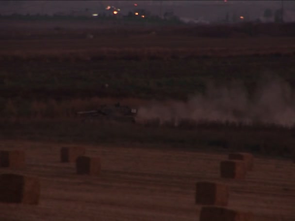 Un tanque israelí se mueve a través de una tierra de nadie en la frontera — Vídeos de Stock