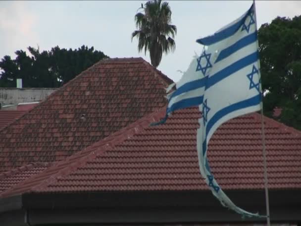 Uma bandeira israelita esfarrapada voa — Vídeo de Stock