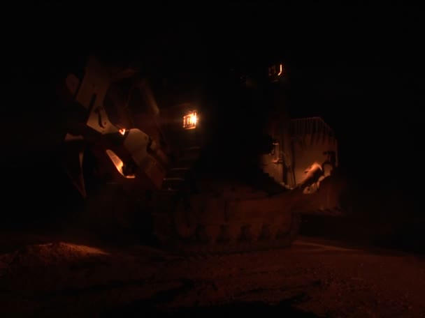 Un bulldozer blindé israélien patrouille l'Israël — Video