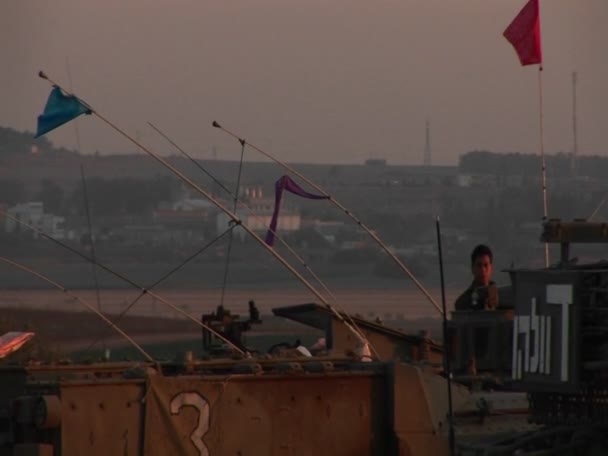 一辆以色列坦克在加沙和以色列边境的等待 — 图库视频影像