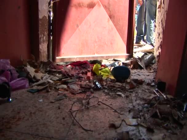 Enkaz bir binanın katında çöp — Stok video