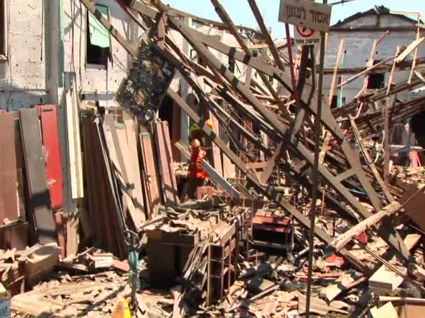 İşçiler yürümek-den geçerek hasarlı bina — Stok video