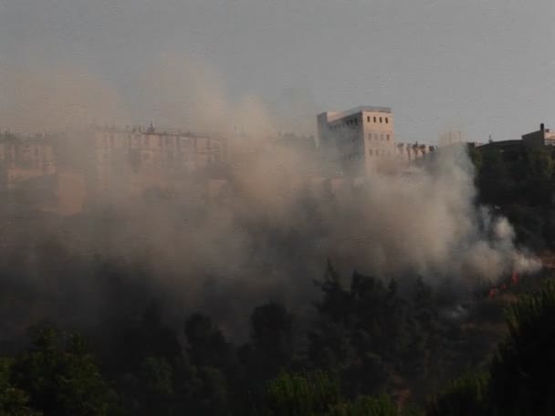 Καπνού υψώνεται από μια επίθεση πυραύλων — Αρχείο Βίντεο