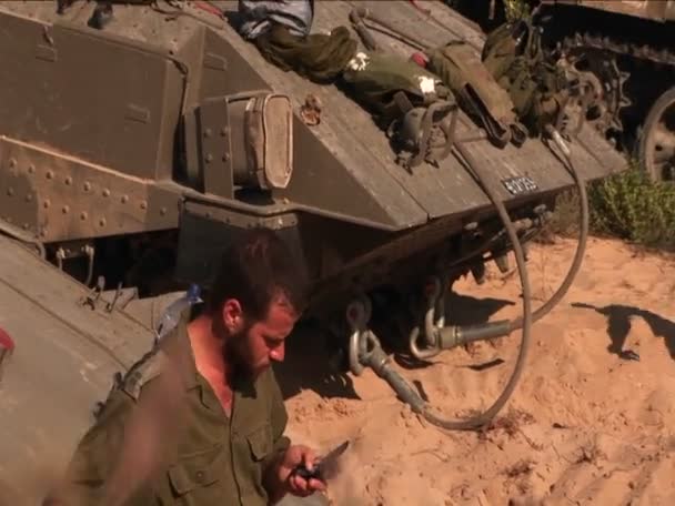 Израильские солдаты на перерыве в бою . — стоковое видео