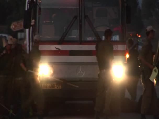 Soldados israelenses emergem do ônibus de transporte — Vídeo de Stock