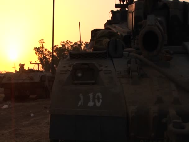 En israelisk tank är silhouetted — Stockvideo