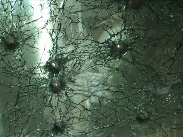 Un parabrisas es destrozado por balas después de un intento de asesinato — Vídeos de Stock