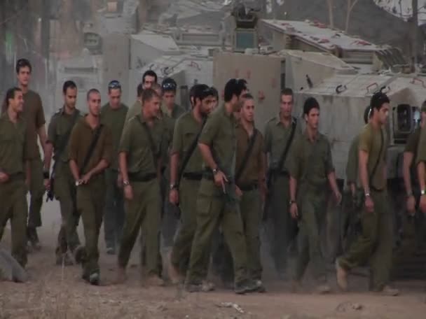 Des soldats israéliens arrivent pour le service — Video