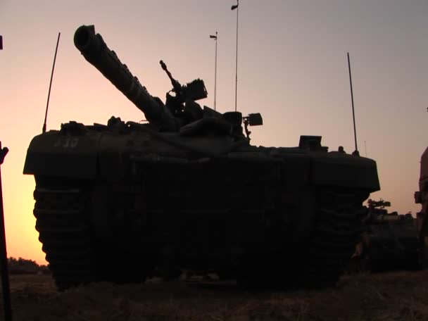 An Israeli army tank is parked on the border — Stock Video