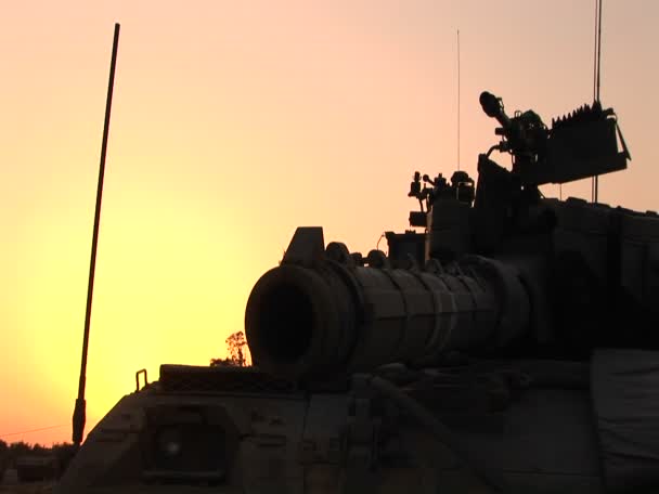 El cañón de un tanque israelí se silueta — Vídeo de stock