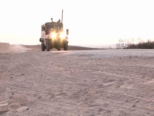 以色列陆军巡逻队沿着边境地区 — 图库视频影像