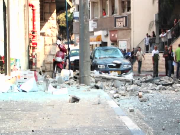 Des débris bordent les rues de Haïfa — Video