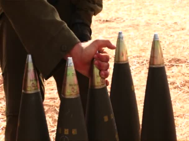 Israeli soldiers test shells — Stock Video