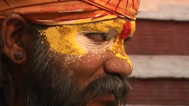 Hindu shadu schaut in die Kamera — Stockvideo