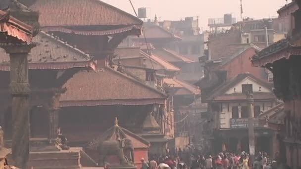 Spaziergänger in der Altstadt von Patan — Stockvideo