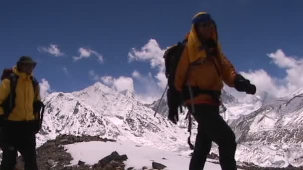 Bergsteiger zu Fuß in der Ferne — Stockvideo