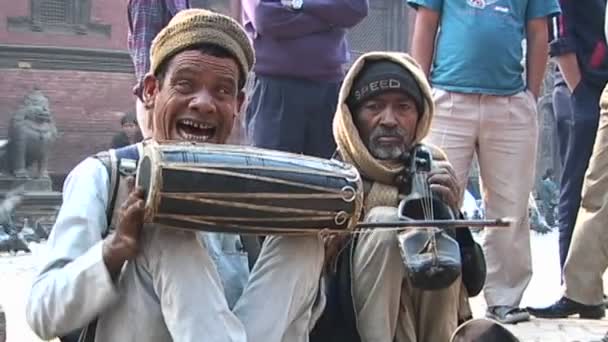 Nepálská hudebníky hrající tradiční hudbu — Stock video