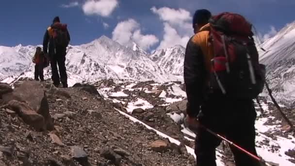 Bergsteiger zu Fuß in der Ferne — Stockvideo