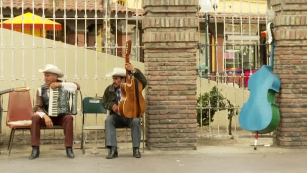 Bir Tijuana merkezinde müzisyenler sohbet — Stok video