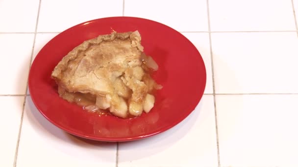 Elmalı turta buharlarının plaka üzerinde — Stok video
