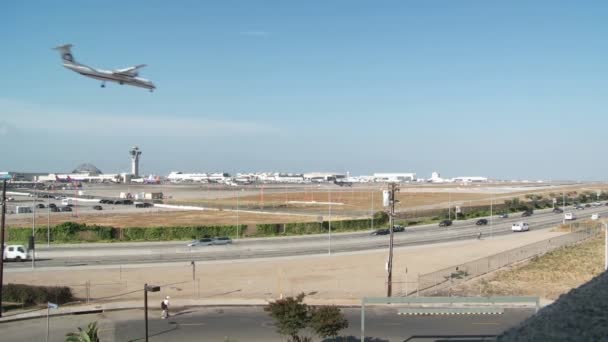 ロサンゼルス国際空港に到着する飛行機 — ストック動画