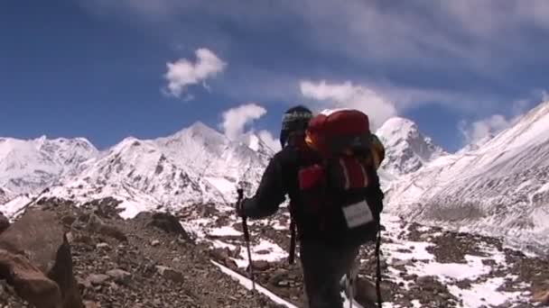 Альпініст заходить в панорамний Гімалайський фону — стокове відео