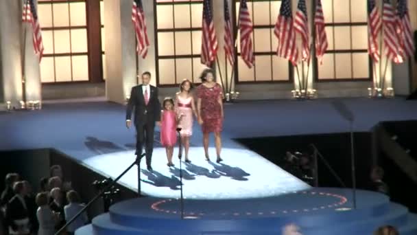 Барак Обама выступает с речью — стоковое видео