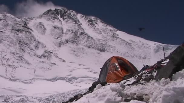 Ein Expeditionszelt mit mt. Everest-Gipfel — Stockvideo