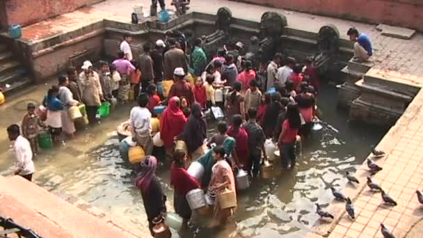 Nepalese waiting to get drinking water — Stock Video