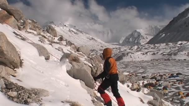 Bergsteiger klettert über Everest — Stockvideo