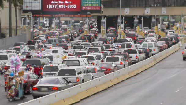 Auto's wachten aan de grens ons-Mexico — Stockvideo