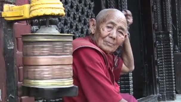 Vieux moine bouddhiste avec des perles de prière — Video