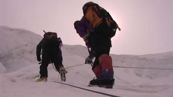 登山者在远处散步 — 图库视频影像
