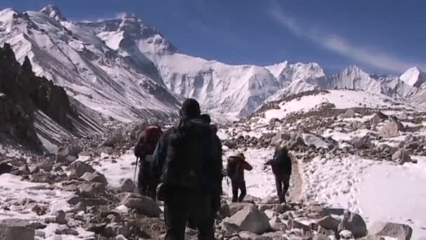 Bergsteiger verlassen Basislager — Stockvideo