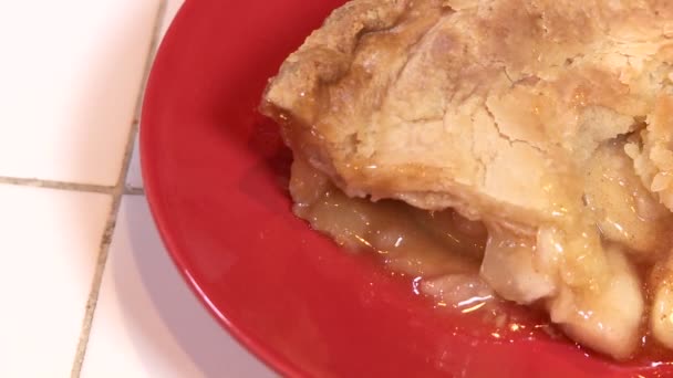 Torta de maçã vapores no prato — Vídeo de Stock