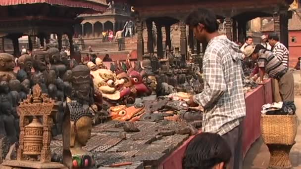 Street merchants selling religious items — Stock Video