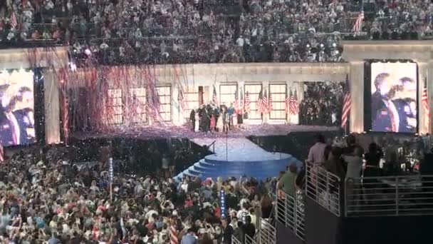 El candidato presidencial Barack Obama y su vicepresidente Joe Biden celebran con sus familias que el confeti cae al final de la Convención Nacional Demócrata de 2008 en Denver Colorado . — Vídeo de stock